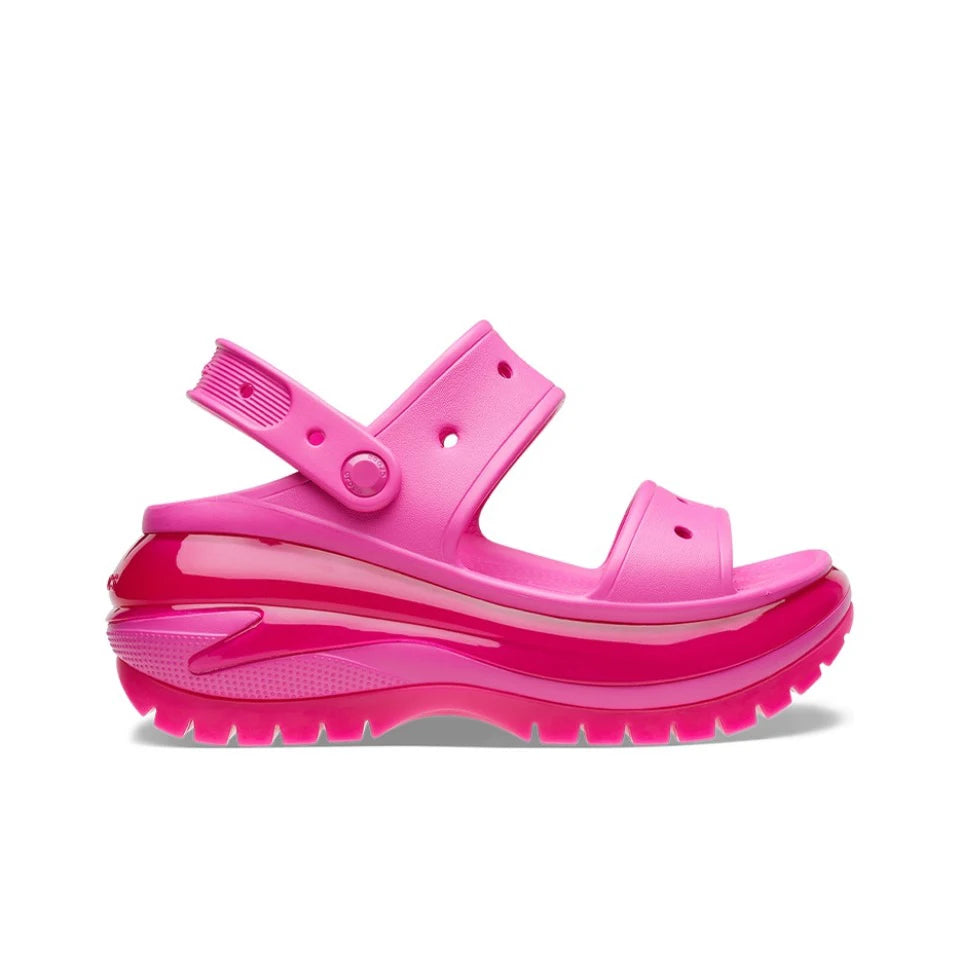 صنادل كاجوال أصلية من Crocs Classic Clog Mega Crush سهلة الارتداء للجنسين بمقدمة مغلقة