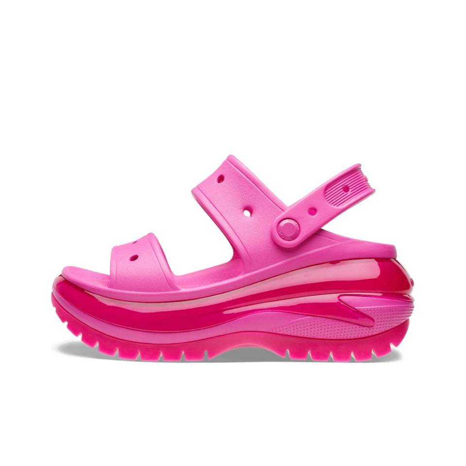 صنادل كاجوال أصلية من Crocs Classic Clog Mega Crush سهلة الارتداء للجنسين بمقدمة مغلقة