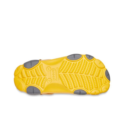 صندل كاجوال للجنسين من Crocs Classic Clog Terrain بتصميم قصير لافت للنظر