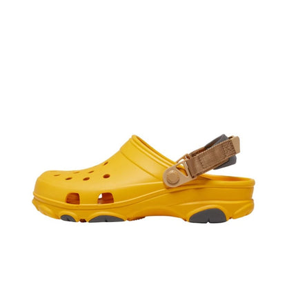 صندل كاجوال للجنسين من Crocs Classic Clog Terrain بتصميم قصير لافت للنظر